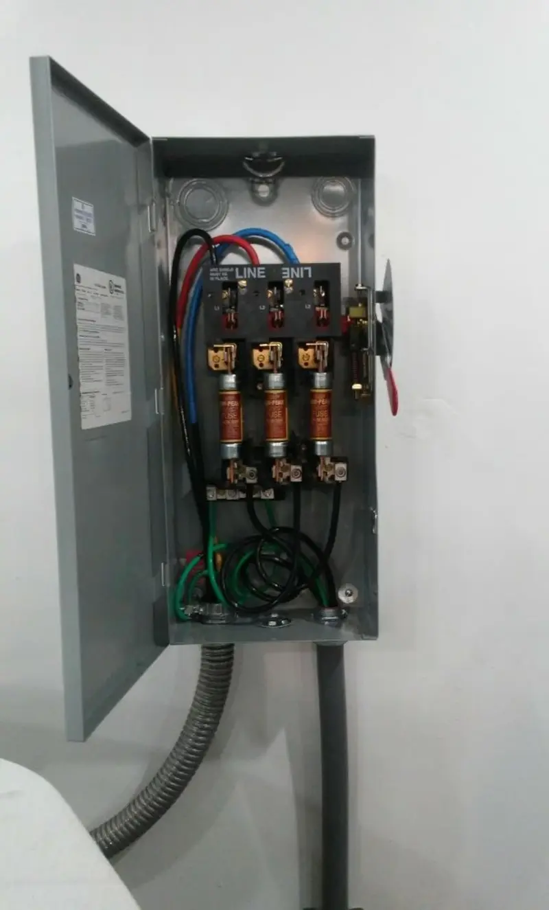 Three-phase disconnect switch installed for Smoke Detector Installation in Montura