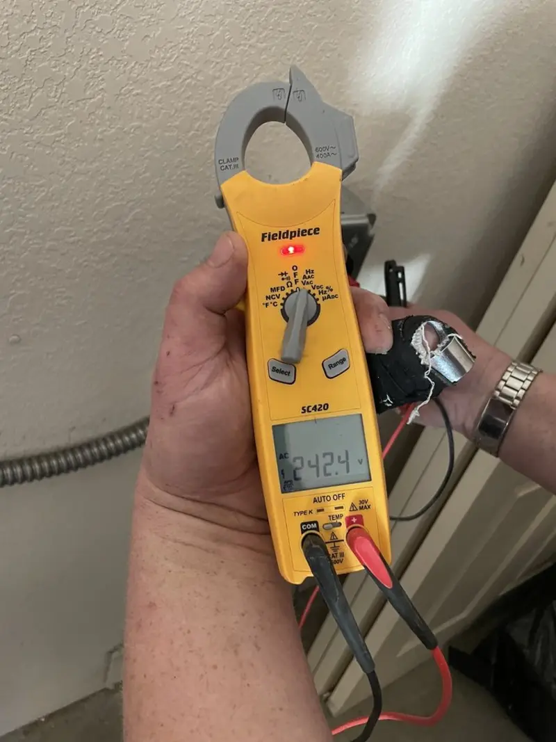 Voltage testing with clamp meter during Generator Installation in Montura